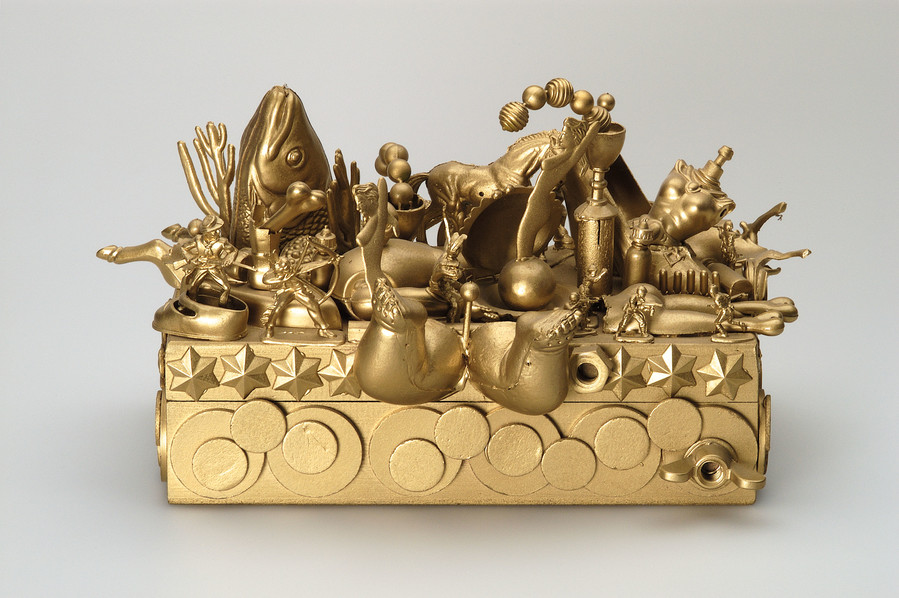 Judy Darragh Gold Box 1989. Wood and plastic painted gold. Collection of Christchurch Art Gallery Te Puna o Waiwhetū, purchased 1989. Reproduced with permission