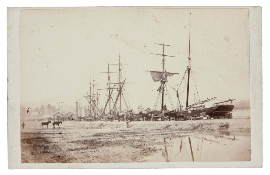 Tait Brothers Hokitika Wharf 1867. Albumen carte-de-visite. Alexander Turnbull Library, Wellington (PA2-1762)