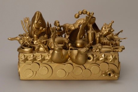 Judy Darragh Gold Box 1989. Wood and plastic painted gold. Collection of Christchurch Art Gallery Te Puna o Waiwhetū, purchased, 1989. Reproduced with permission