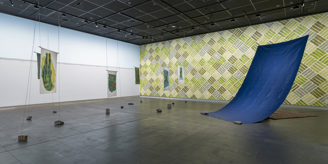 Salote Tawale, Ripple, 2023. Calico, canvas, acrylic paint, rocks, rope, copper, plastic, wood, pulleys, tarpaulin, woven acrylic mat, HD video. Sound arranged by Del Lumanta. Courtesy of the artist.