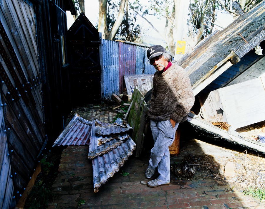 Robin Morrison Ralph Hotere 1992. Photograph. Courtesy of the Robin Morrison Estate and Tāmaki Paenga Hira Auckland Museum.