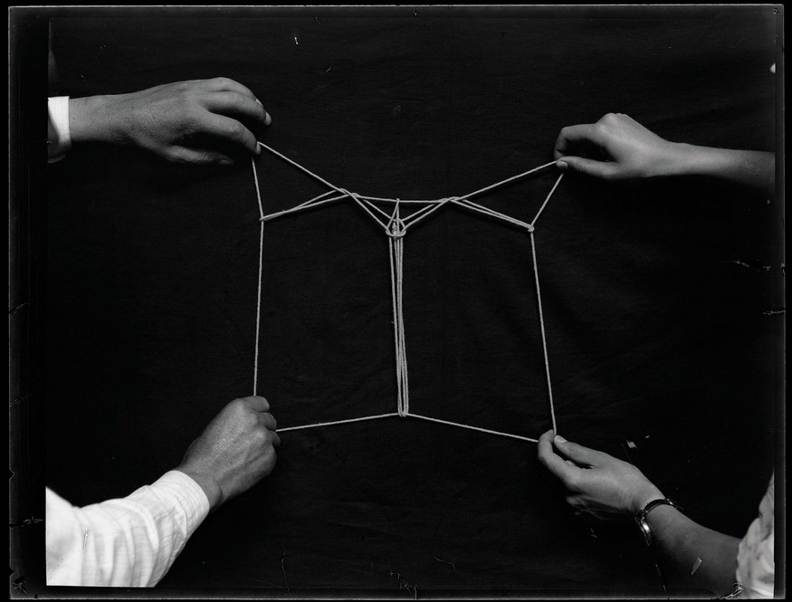 James McDonald Māori String Games – Ara Pikipiki a Tawhaki 1912–26. Black and white gelatin glass negative. Collection of the Museum of New Zealand Te Papa Tongarewa