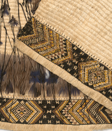 Te Aue Davis (Ngati Maniapoto, Ngati Uekaha) Kakahu (detail) c. 1980. Whito (muka), feathers from kiwi and pukeko. Collection of Ta Tipene O’Regan