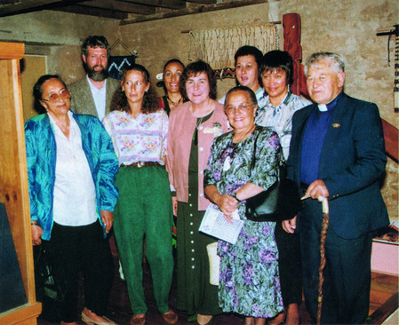 Some of the Aotearoa weavers who responded to a call from Norfolk Island weavers in 1994. At left: Te Aue Davis, from centre to right: Cath Brown, Emily Schuster, with Lydia Smith beside kaumatua Canon Rua Anderson, with four other supporters. The group travelled to Norfolk where they held workshops, demonstrations, talks and an exhibition. Image: Aotearoa Moana Nui a Kiwa Weavers. July 1994, No.20, ISSN 1171-3593